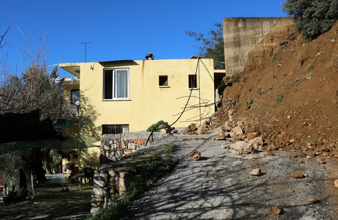 Alanya'da Toprak Kayması Anı Görüntülendi 6